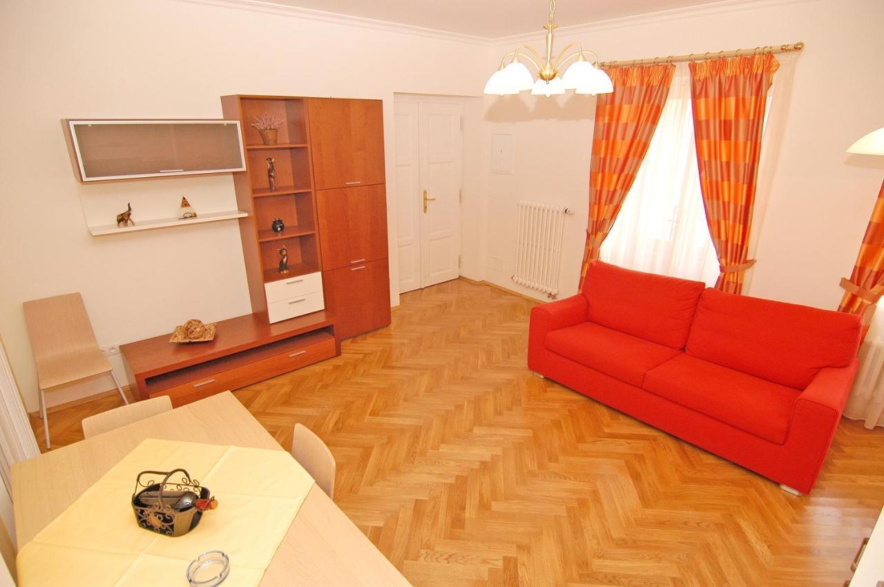 Residence La Familia Praha Bagian luar foto