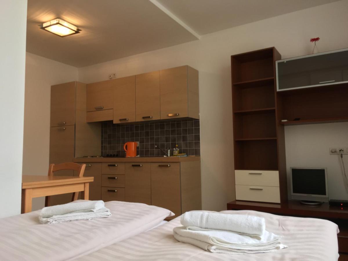 Residence La Familia Praha Bagian luar foto