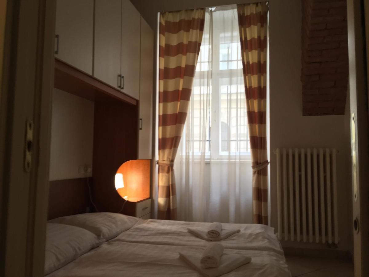 Residence La Familia Praha Bagian luar foto