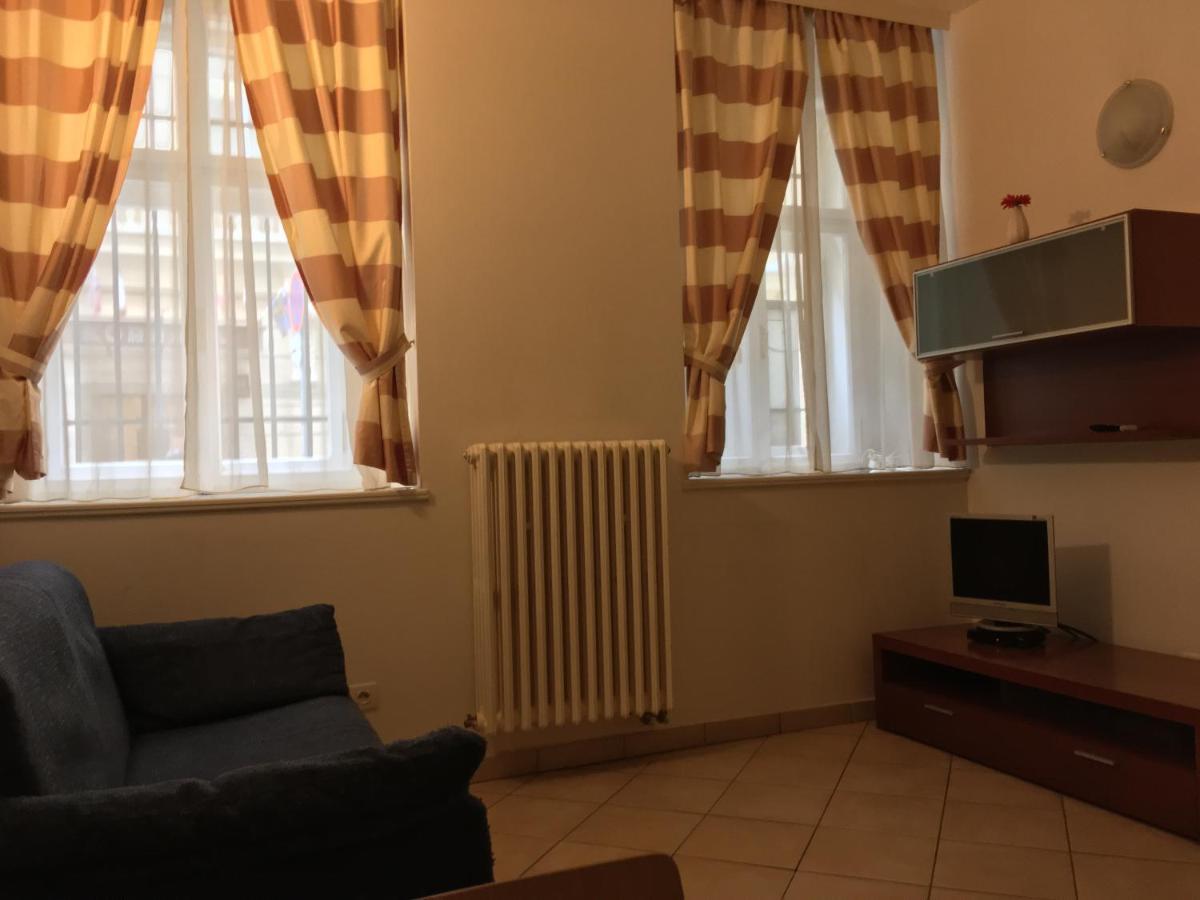 Residence La Familia Praha Bagian luar foto