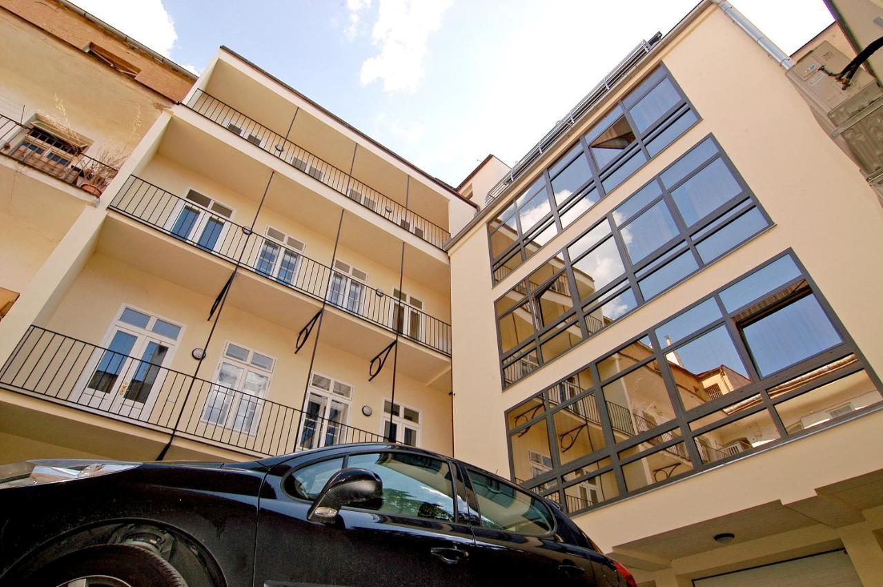 Residence La Familia Praha Bagian luar foto