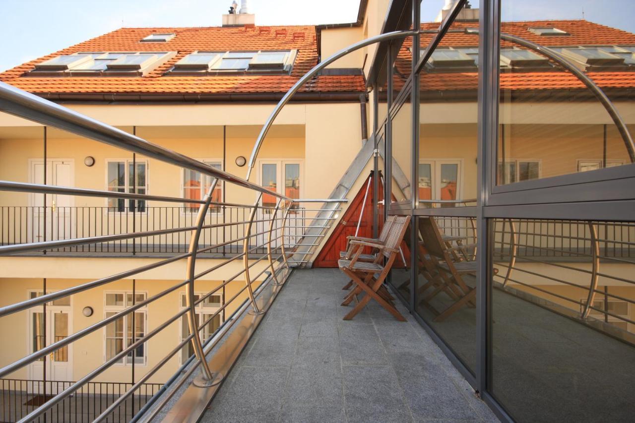 Residence La Familia Praha Bagian luar foto