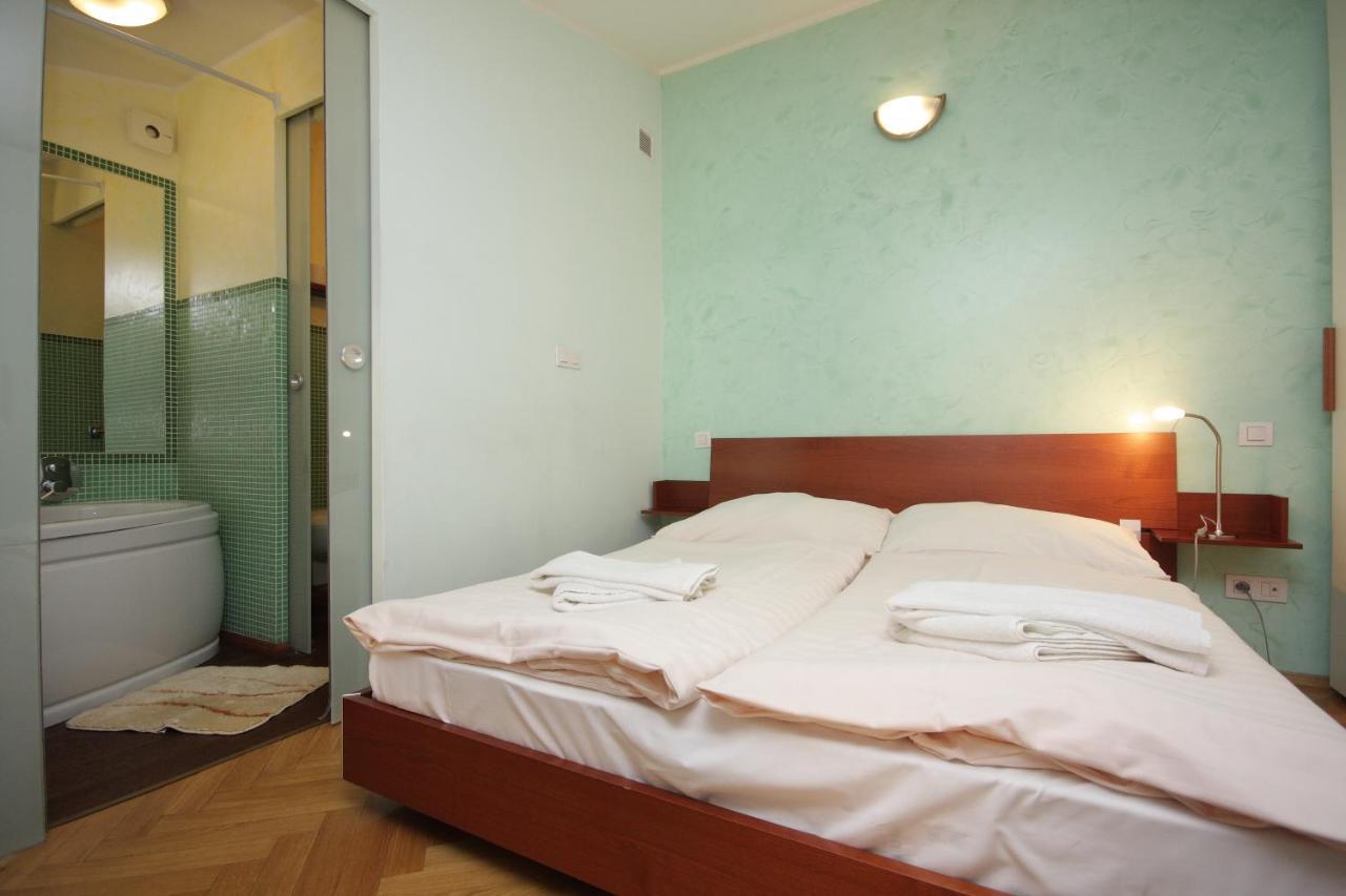 Residence La Familia Praha Bagian luar foto